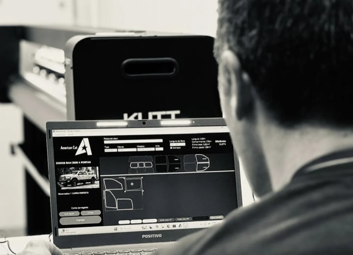 Software American Cut otimizando o posicionamento de peças no mapa de corte